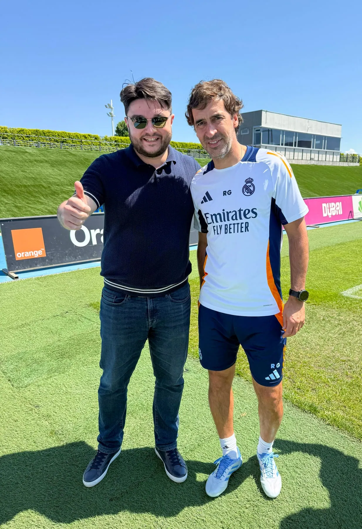 Arsen con Raúl, con la equipación de entrenamiento del Real Madrid, en un campo de entrenamiento