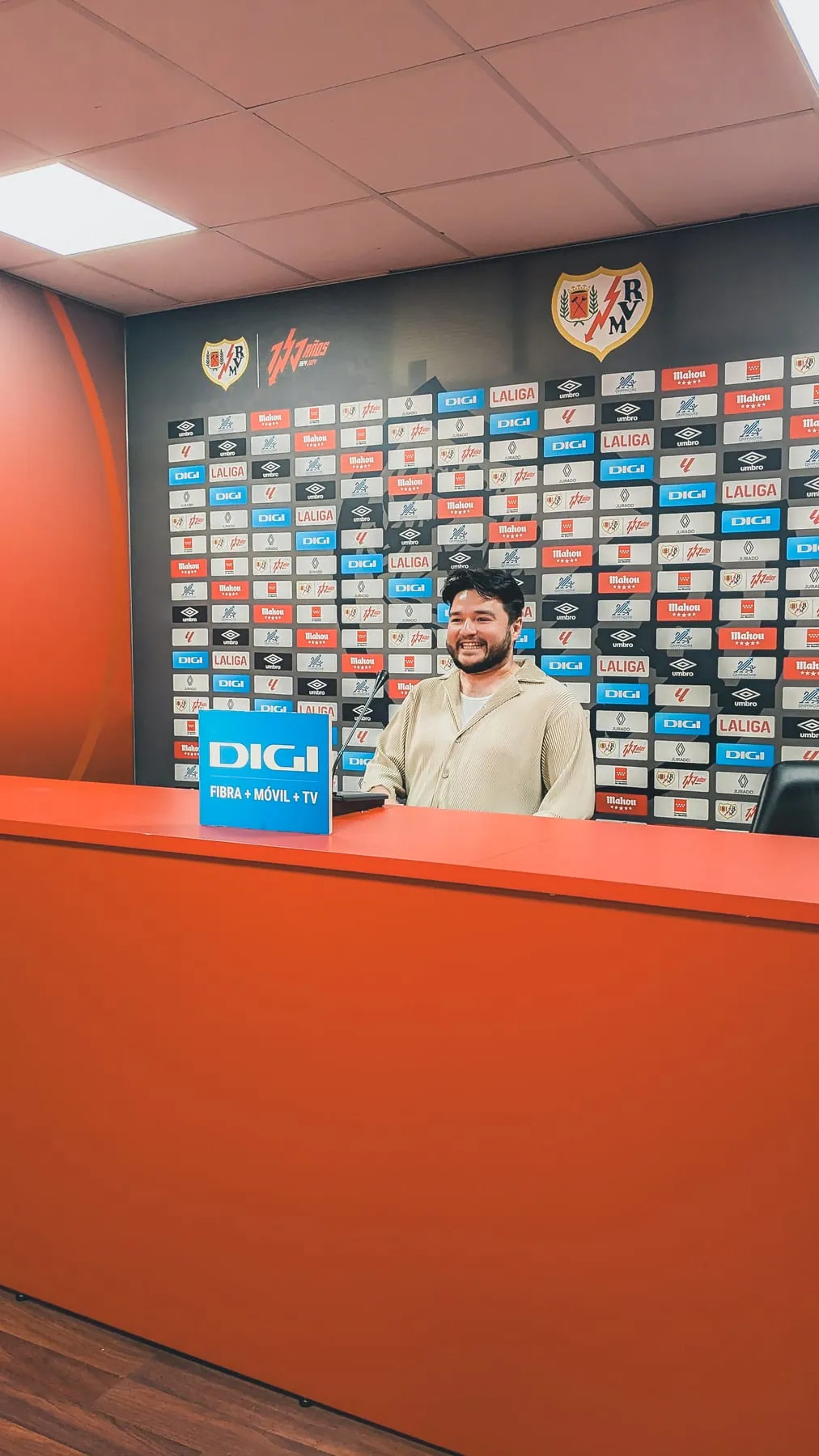 Arsen en la mesa de prensa ante el panel de patrocinadores del Rayo Vallecano